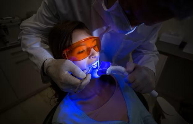 Diş doktoru hastasını tedavi ediyor.