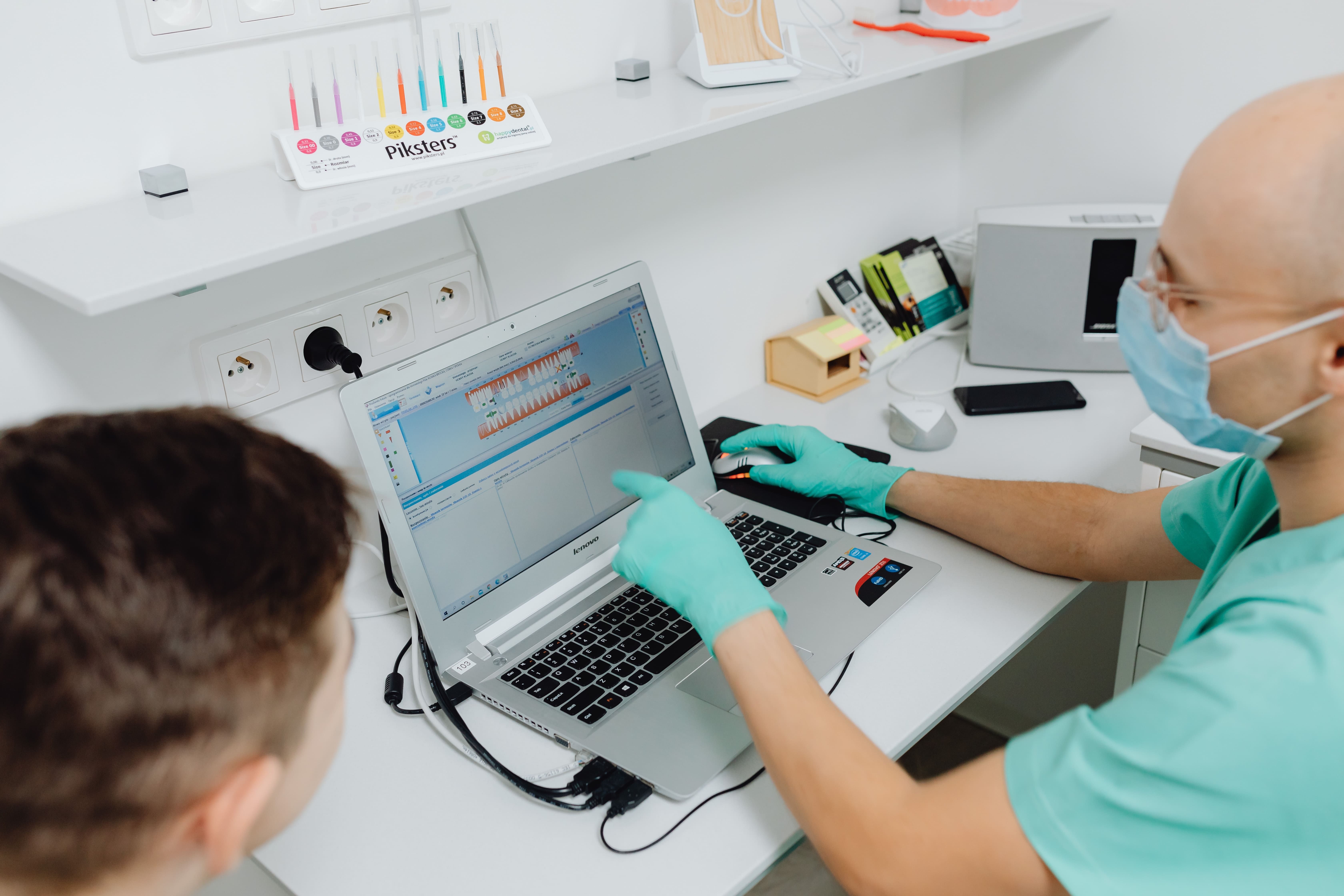 dentist shows patient the results of an AI diagnosis