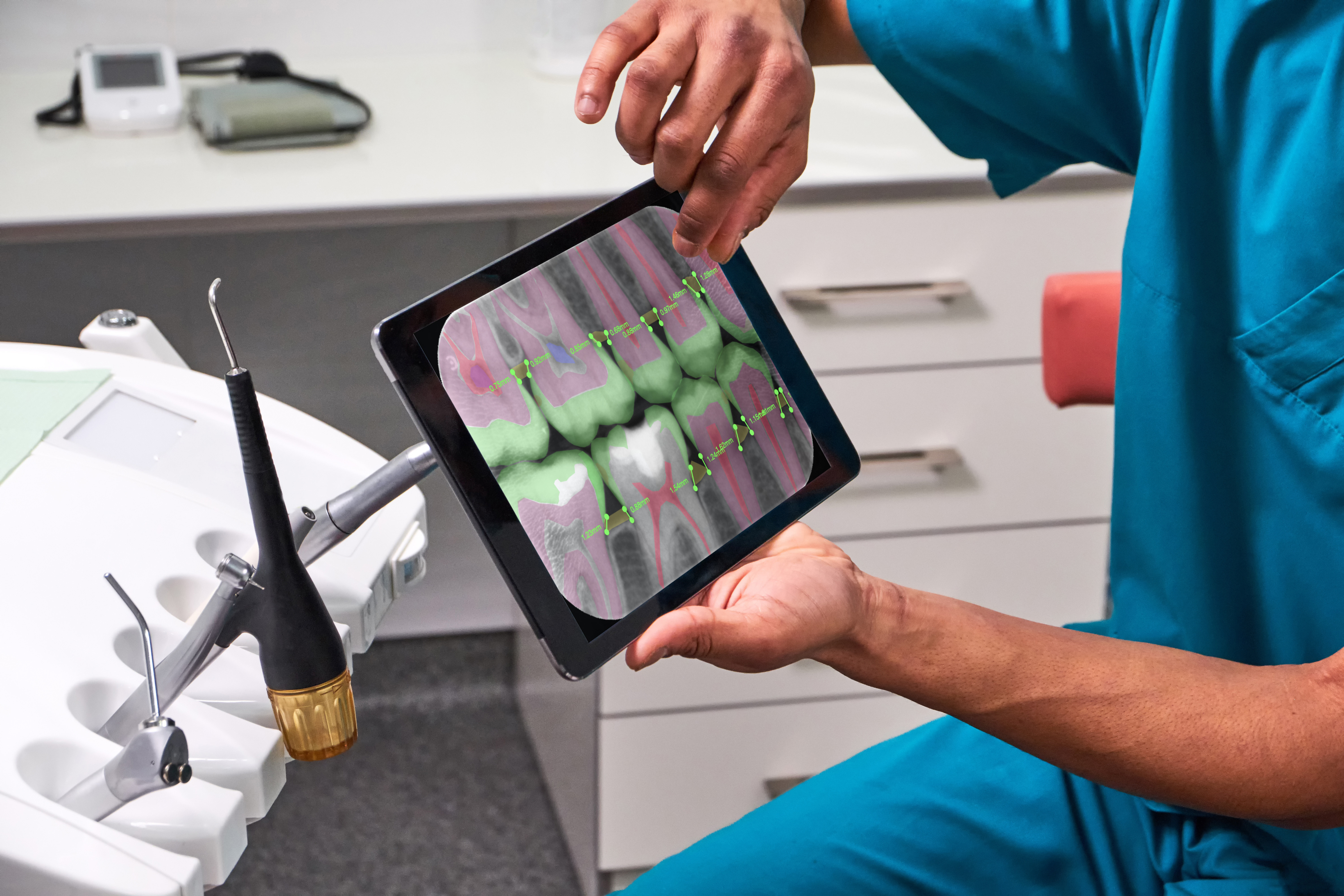 AI vs human dentists – tablette AI işaretli diş röntgeni
