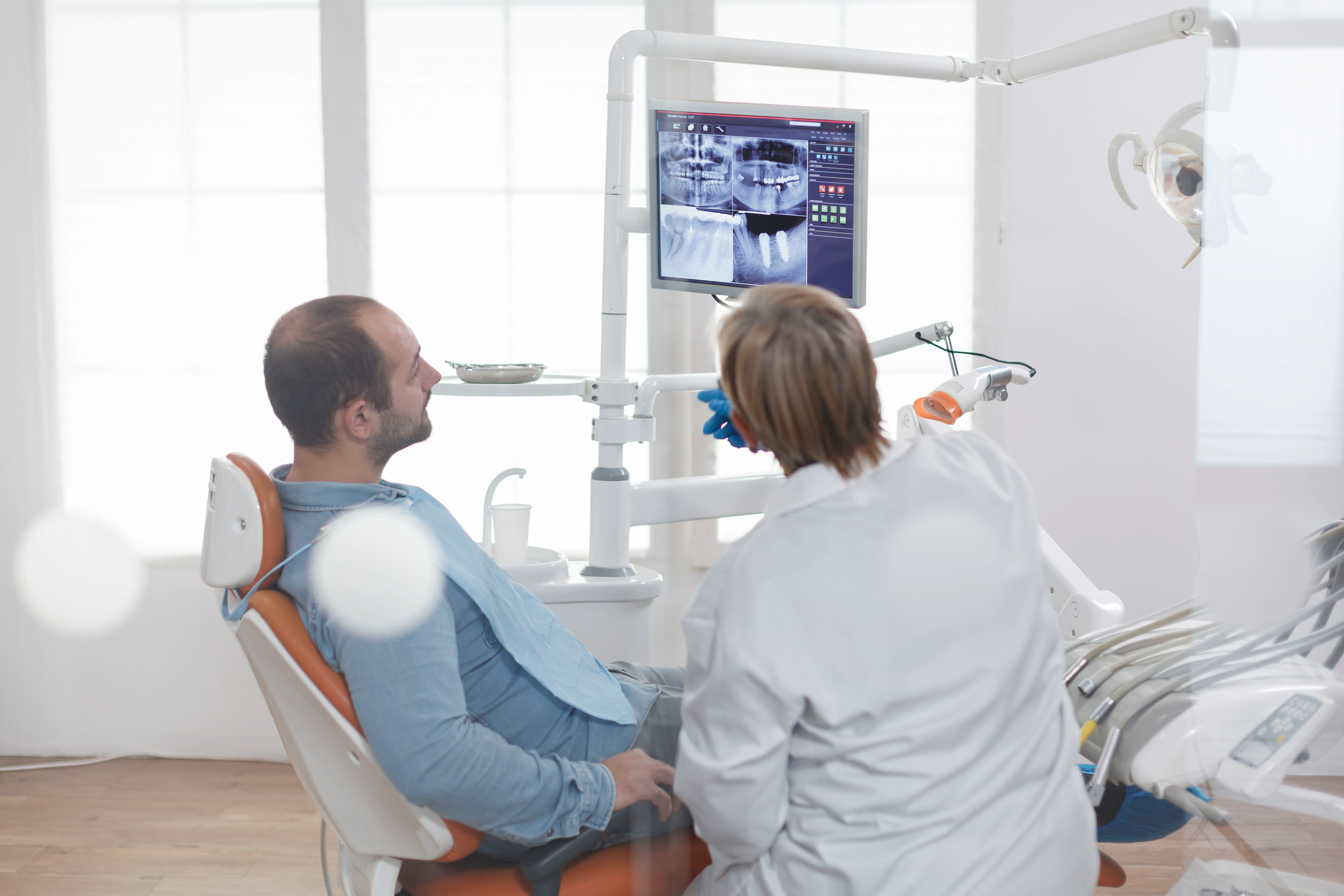 AI vs human dentists – diş hekimi hastaya röntgen anlatıyor