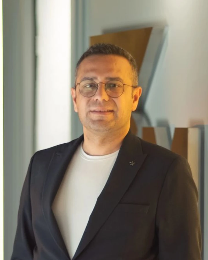 Şirket ofisinde duran CranioCatch yöneticisi
