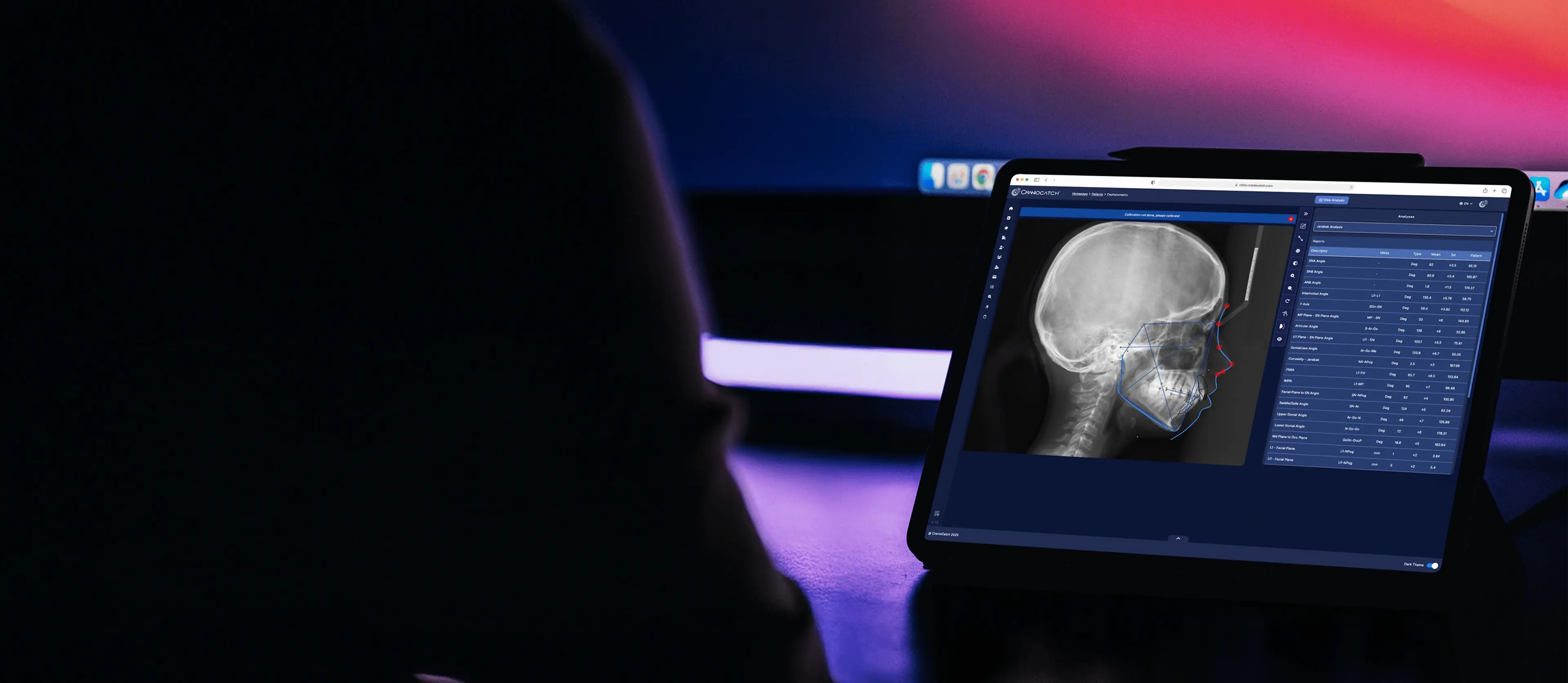 Tablette CranioCatch Angle üzerinde Jarabak sefalometrik analizini inceleyen ortodontist
