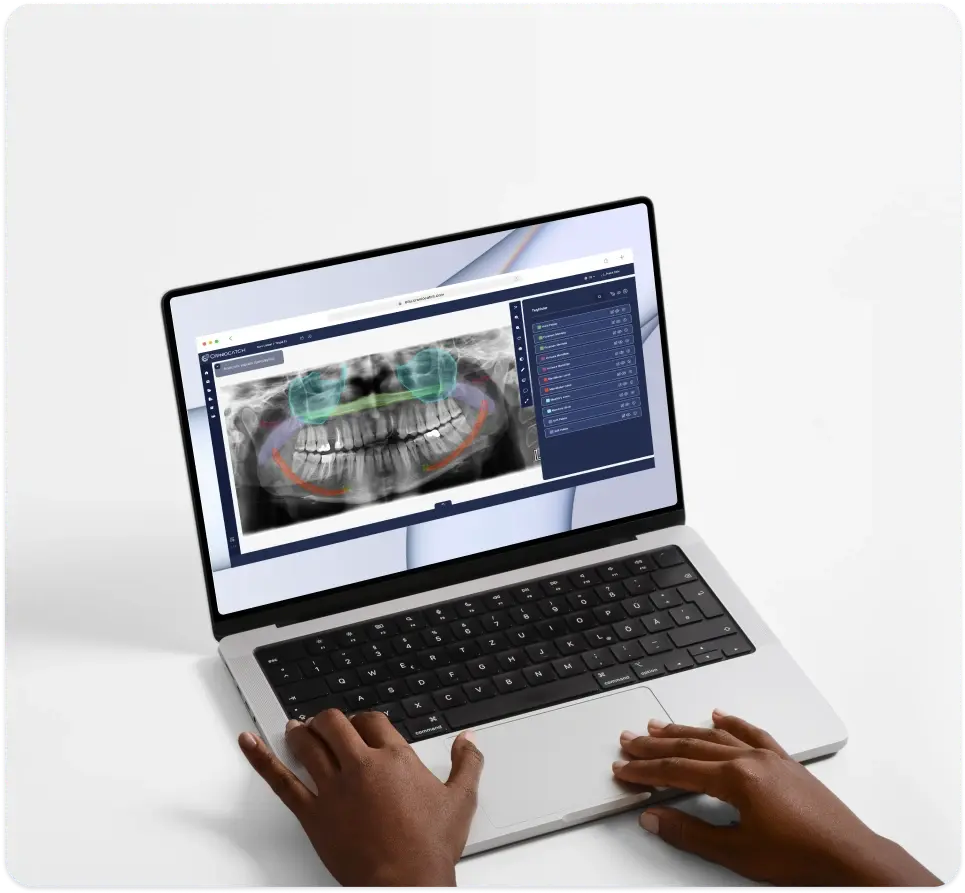 Dizüstü bilgisayarda CranioCatch Edu üzerindeki işaretlenmiş panoramik radyografi vakasını değerlendiren eğitmen
