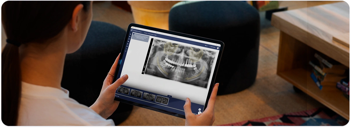Tablette CranioCatch Edu üzerindeki kişiselleştirilmiş panoramik radyografi alıştırmasını inceleyen öğrenci