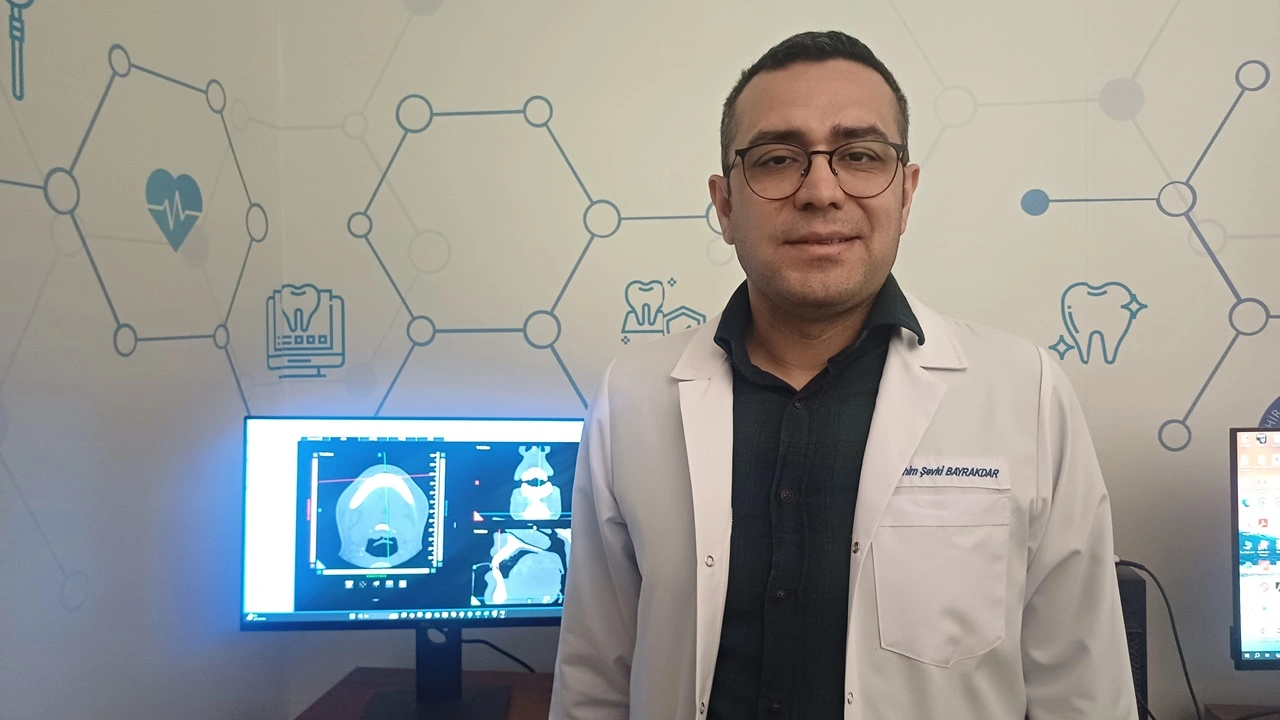 Ekonomi Gazetesi haberi: Prof. Dr. İbrahim Şevki Bayrakdar klinik monitöründe CranioCatch yapay zeka analizini sunuyor